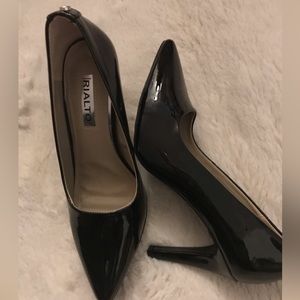 Faux patent leather pump, black size 8 1/2 - by Rialto